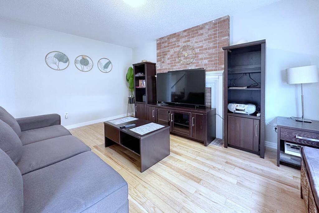 Villa Neighborhood Friendly House In Barrie! Exterior foto