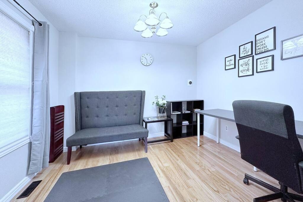 Villa Neighborhood Friendly House In Barrie! Exterior foto