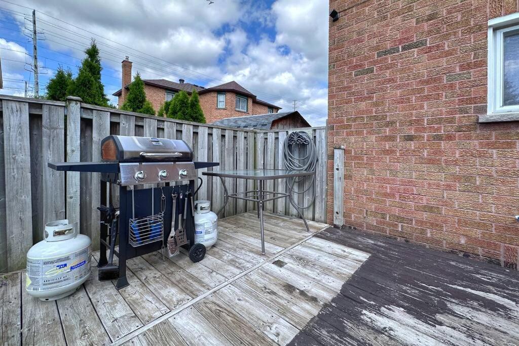 Villa Neighborhood Friendly House In Barrie! Exterior foto